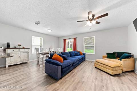 8339 Woods Avenue, Jacksonville FL - photo 10 of 26