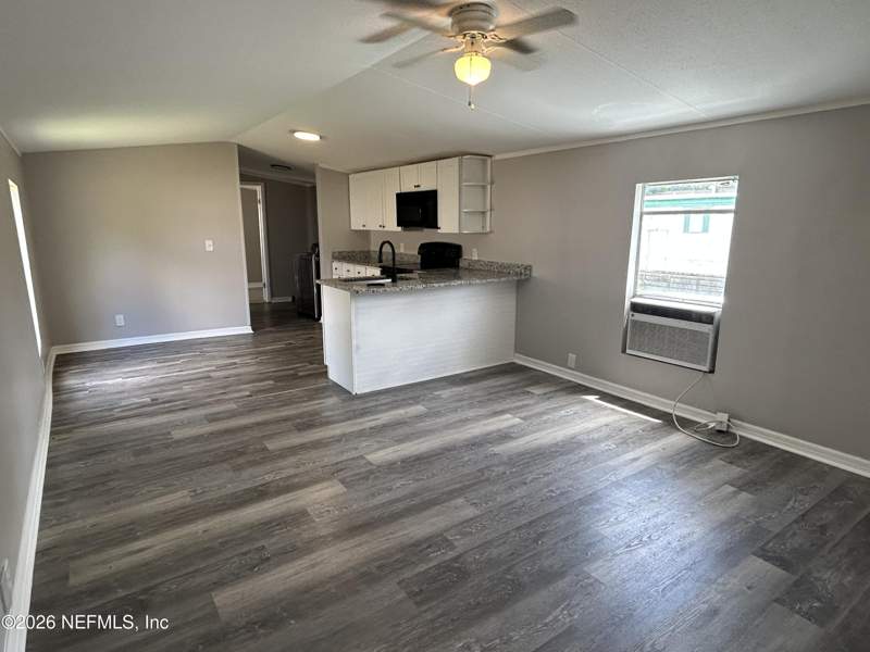 2 bedroom Mobile Home at 8419 McGlothlin Street, Jax Heights, Jacksonville — photo 2