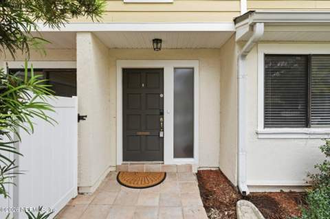 7910 Los Robles Court, Jacksonville FL - photo 7 of 68