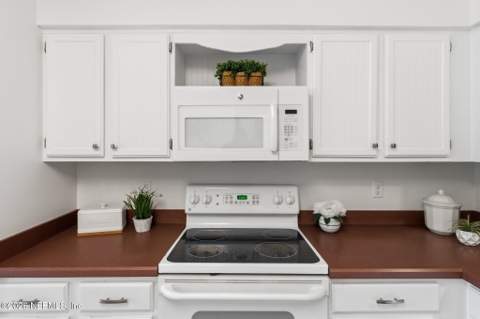 7910 Los Robles Court, Jacksonville FL - photo 13 of 68