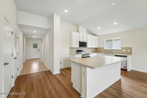 8171 Hawkes Meadow Drive, Jacksonville FL - photo 10 of 26