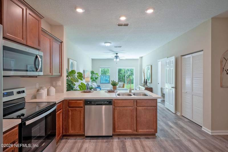 2 bedroom Townhouse at 883 Capitol Parkway, Capitol Park, Jacksonville — photo 4