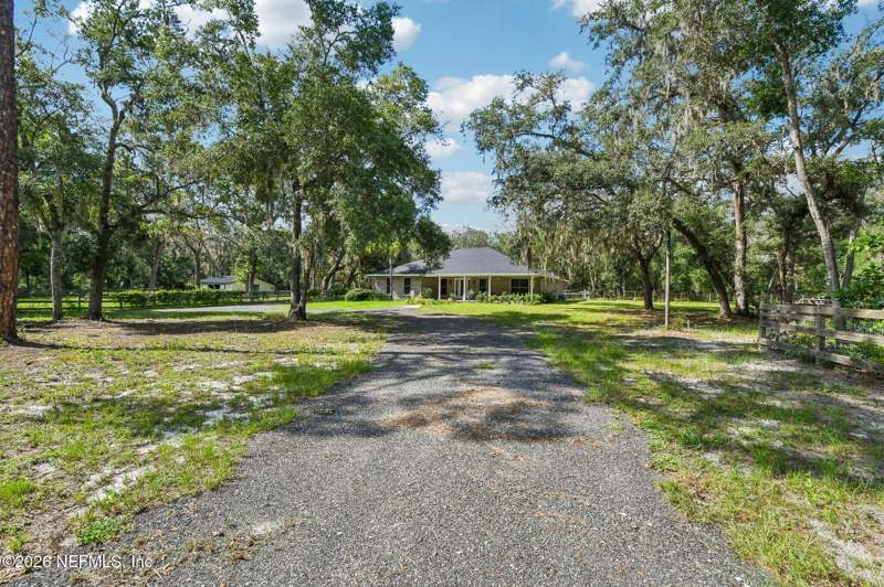 3 bedroom Single Family Residence at 135 Pearsall Circle, Metes & Bounds, Melrose — photo 3