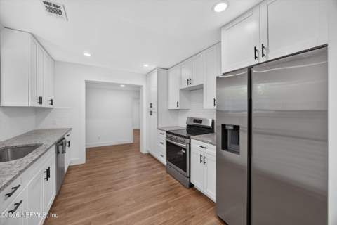 4468 Englewood Ave Avenue, Jacksonville FL - photo 6 of 33