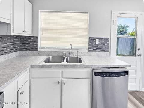6043 Malcone Lane, Jacksonville FL - photo 19 of 44