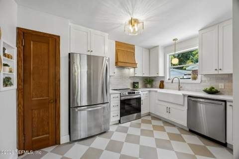 4369 Garibaldi Avenue, Jacksonville FL - photo 7 of 32