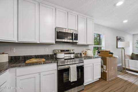 13301 Gerona Drive, Jacksonville FL - photo 10 of 29