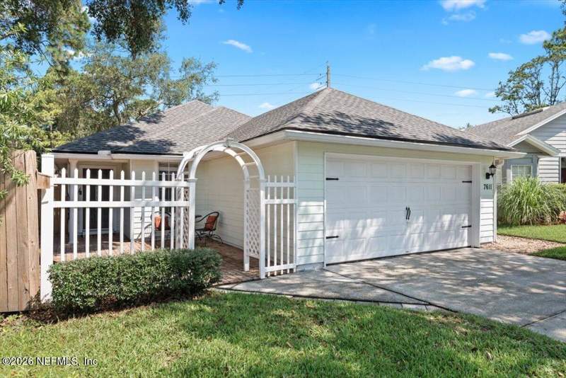 3 bedroom Single Family Residence at 7611 Leafy Forest Way, Caroline Forest, Jacksonville — photo 3