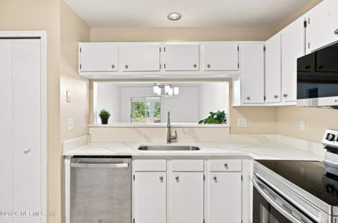 2400 Townsquare Drive, Jacksonville FL - photo 7 of 33