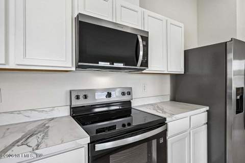 8279 Hawkes Meadow Drive, Jacksonville FL - photo 10 of 26