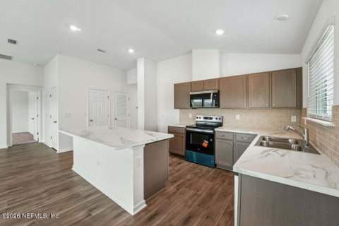 8177 Hawkes Meadow Drive, Jacksonville FL - photo 9 of 25
