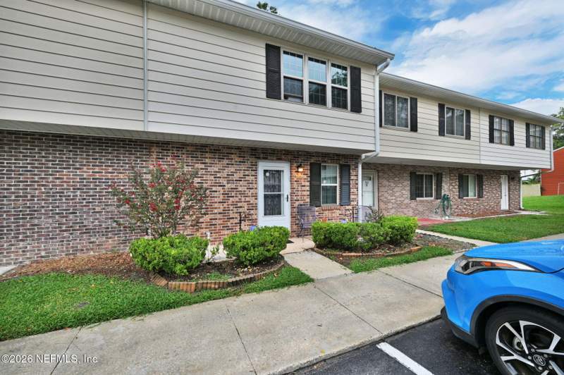 2 bedroom Townhouse at 904 Kettering Way, Olde Concord Village, Orange Park — photo 2