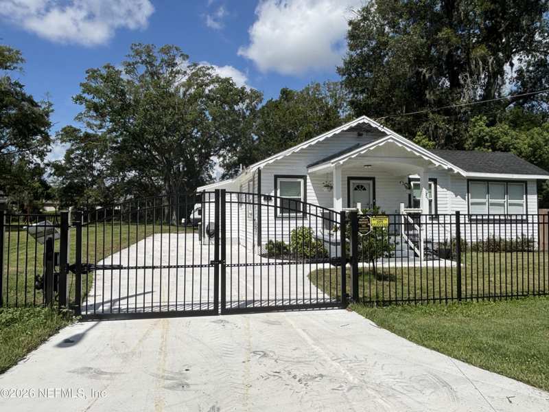 2 bedroom Single Family Residence at 830 W Palm Avenue, Harveys Addition, Jacksonville — photo 1