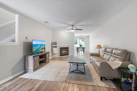 3957 Laurelwood Drive, Jacksonville FL - photo 6 of 21