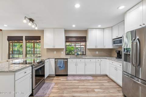 4134 Whispering Oaks Drive, Jacksonville FL - photo 16 of 68