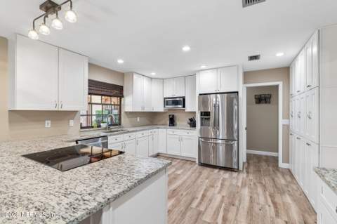 4134 Whispering Oaks Drive, Jacksonville FL - photo 17 of 68