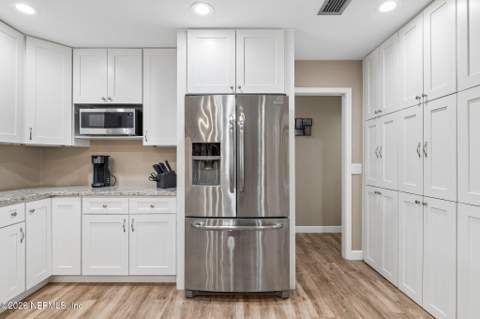 4134 Whispering Oaks Drive, Jacksonville FL - photo 18 of 68