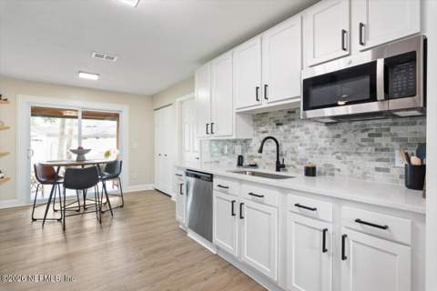1647 Windy Oaks Drive, Jacksonville FL - photo 15 of 51