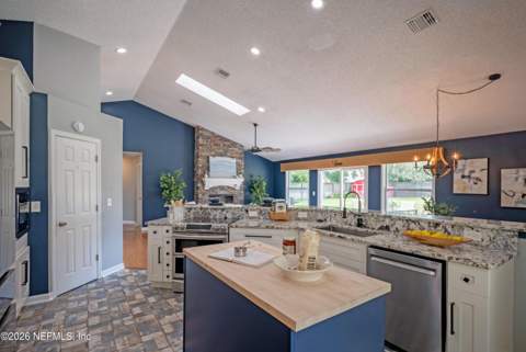 8345 Rockridge Drive, Jacksonville FL - photo 14 of 53