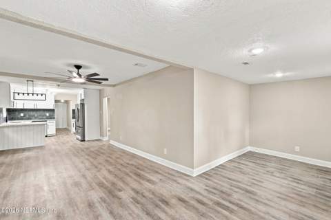 6704 Jolene Drive, Jacksonville FL - photo 7 of 32