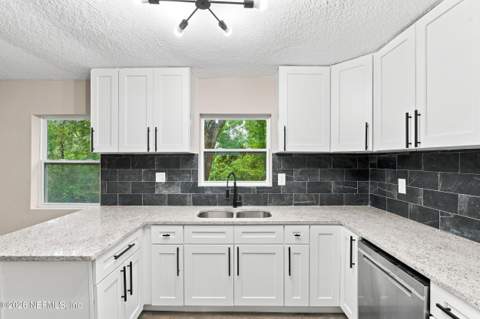 6704 Jolene Drive, Jacksonville FL - photo 12 of 32