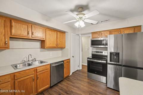 7257 Elvia Drive, Jacksonville FL - photo 13 of 32