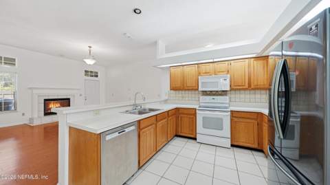 8115 Winding Vine Court, Jacksonville FL - photo 18 of 68