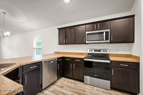 7271 Gateway Court, Jacksonville FL - photo 8 of 31
