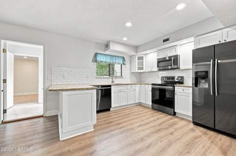 8566 Goldeneye Lane, Jacksonville FL - photo 10 of 40