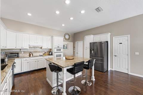 6352 Lake Plantation Drive, Jacksonville FL - photo 10 of 42