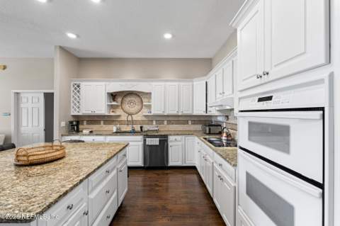 6352 Lake Plantation Drive, Jacksonville FL - photo 12 of 42