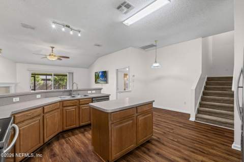 9435 Prosperity Lake Drive, Jacksonville FL - photo 12 of 41