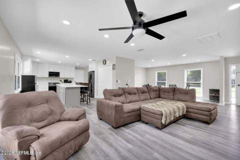 11707 Village Lane, Jacksonville FL - photo 10 of 39