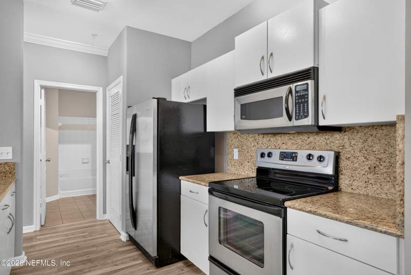 1 bedroom Condominium at 8290 Gate Parkway #817, Gardens Of Bridgehampton, Jacksonville — photo 3
