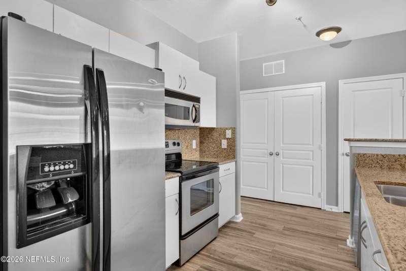 1 bedroom Condominium at 8290 Gate Parkway #817, Gardens Of Bridgehampton, Jacksonville — photo 2