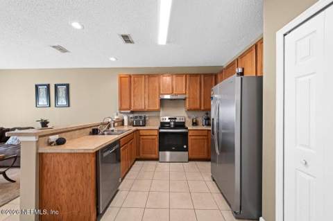 8612 Ribbon Falls Lane, Jacksonville FL - photo 7 of 31