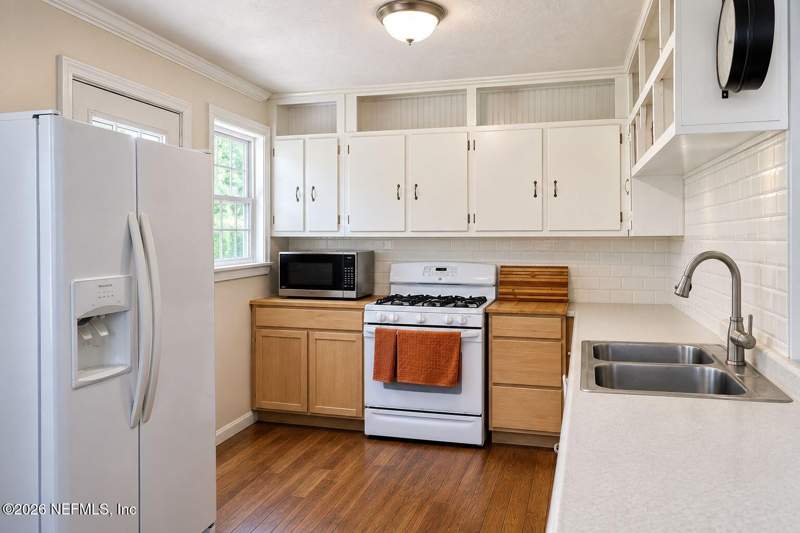 4 bedroom Single Family Residence at 8231 SWAN LAKE Road, Melrose, Melrose — photo 4