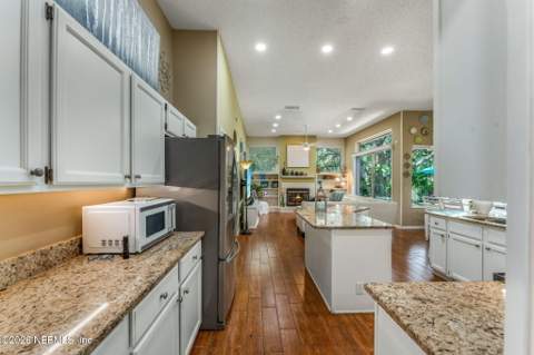 8982 Hunt Valley Drive, Jacksonville FL - photo 14 of 53