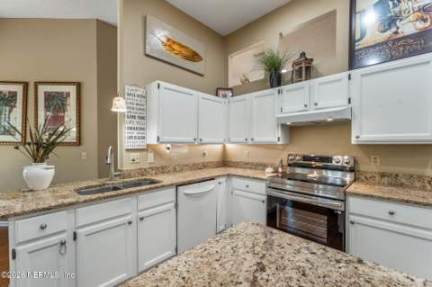 8982 Hunt Valley Drive, Jacksonville FL - photo 18 of 53