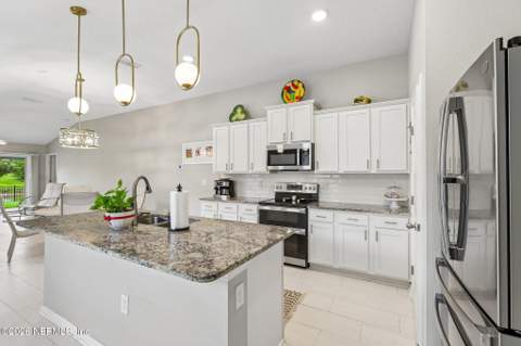 8153 Meadow Walk Lane, Jacksonville FL - photo 12 of 37