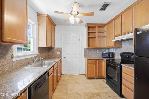 5372 Colonial Avenue, Jacksonville FL - photo 9 of 32