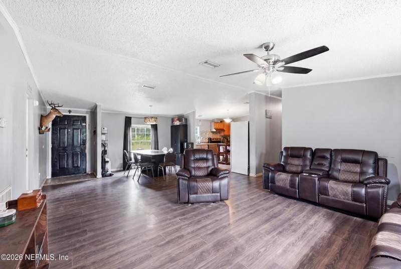 3 bedroom Mobile Home at 85 Currant Avenue, Metes & Bounds, Middleburg — photo 5