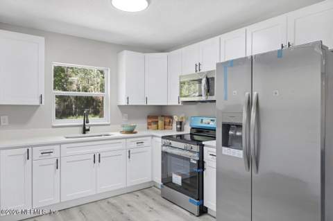8177 Waxwing Avenue, Jacksonville FL - photo 10 of 33