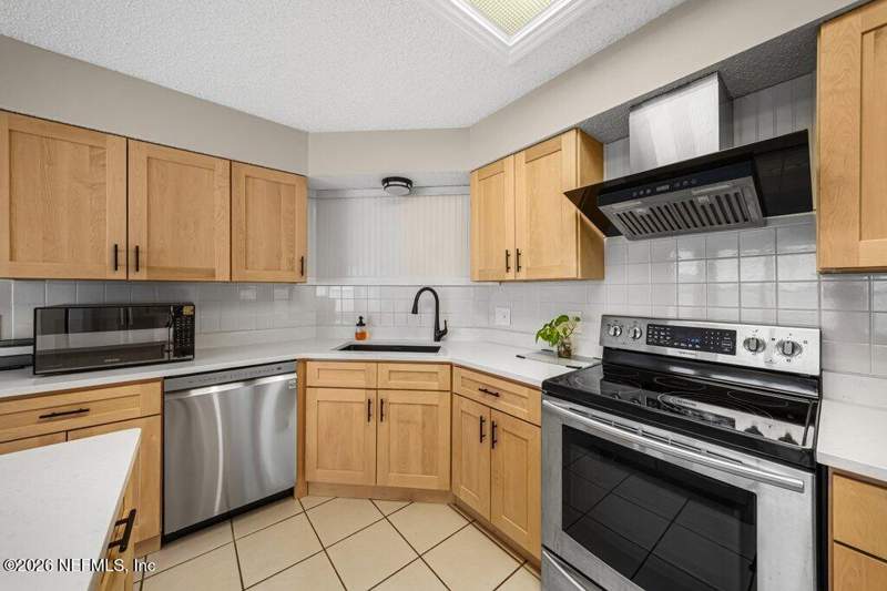 3 bedroom Single Family Residence at 8843 Ivymill Place, Argyle/chimney Lakes, Jacksonville — photo 5