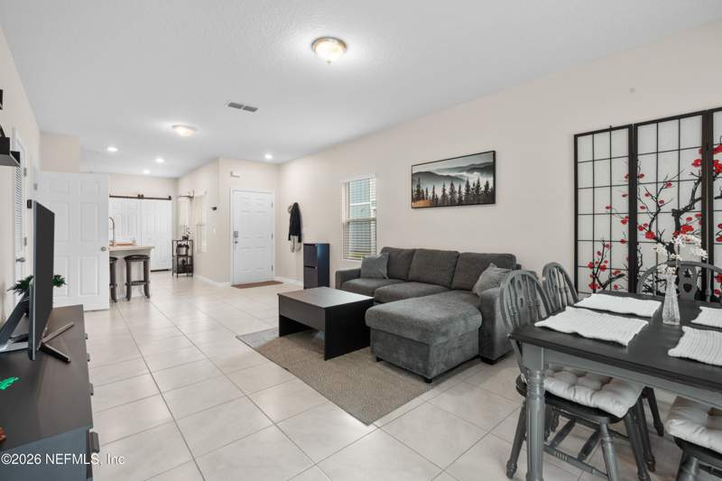 3 bedroom Townhouse at 893 Capitol Parkway, Capitol Park, Jacksonville — photo 3