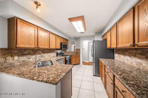 6175 Alpenrose Avenue, Jacksonville FL - photo 9 of 35