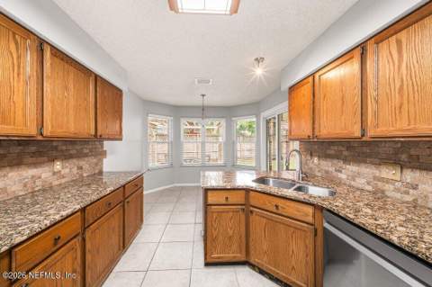 6175 Alpenrose Avenue, Jacksonville FL - photo 8 of 35
