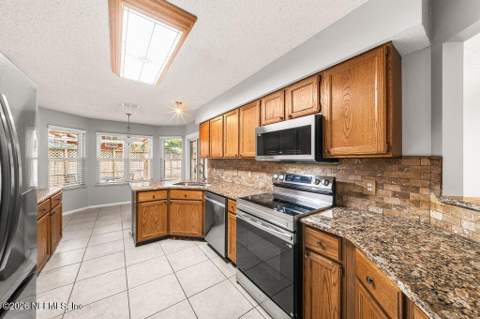 6175 Alpenrose Avenue, Jacksonville FL - photo 7 of 35