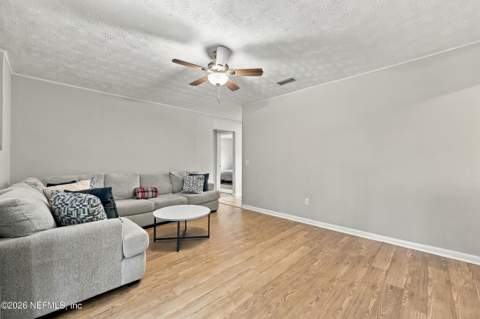 6151 Deepwood Drive, Jacksonville FL - photo 7 of 36