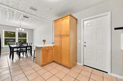 6151 Deepwood Drive, Jacksonville FL - photo 10 of 36